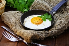 Секретний інгредієнт для приготування ідеальної яєчні: що додати у страву,  щоб жовток не розтікся по сковороді - Today.ua